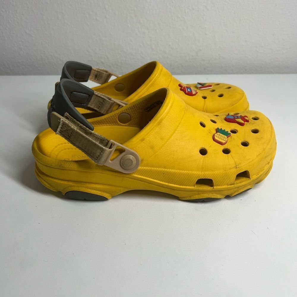 Classic Crocs Comfort With Charms Yellow Size 8 - Picture 2 of 9